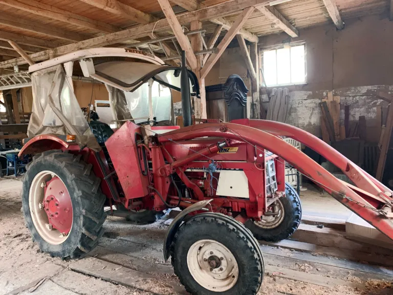 Traktor in der Scheune
