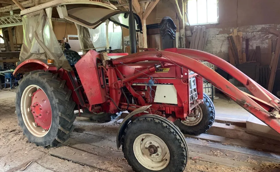 Ein roter Traktor